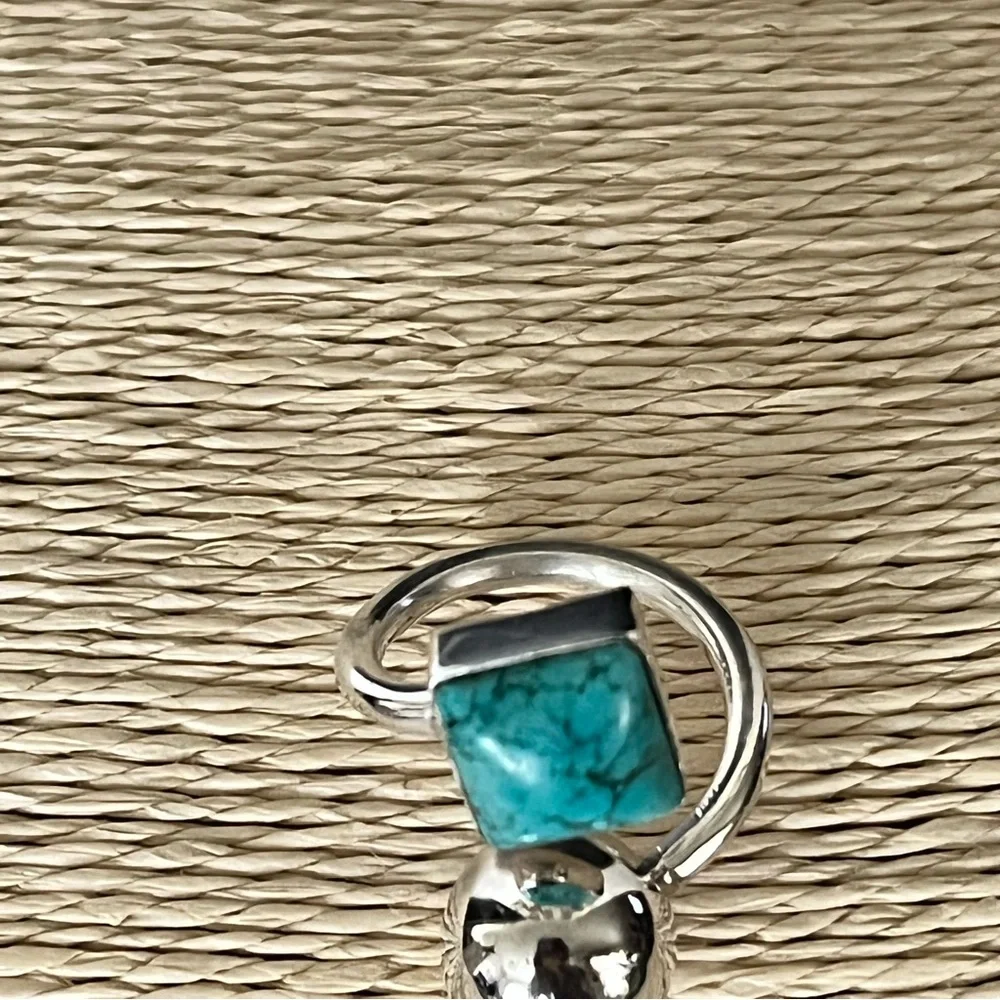 TURQUOISE & STERLING SILVER PRE-LOVED AUTHENTIC STYLE  DESIGN RING